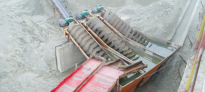 成都河卵石制砂生产线现场-螺旋洗砂机